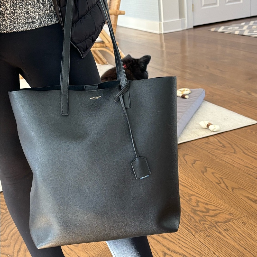 A classic tote Saint Lauren very good condition black tag attached wallet